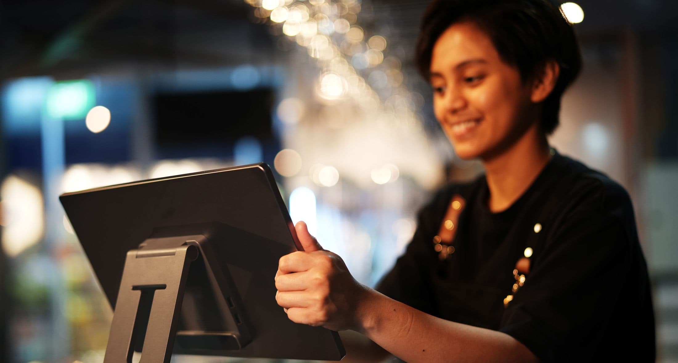 Bancone con terminale touch utilizzato dal personale