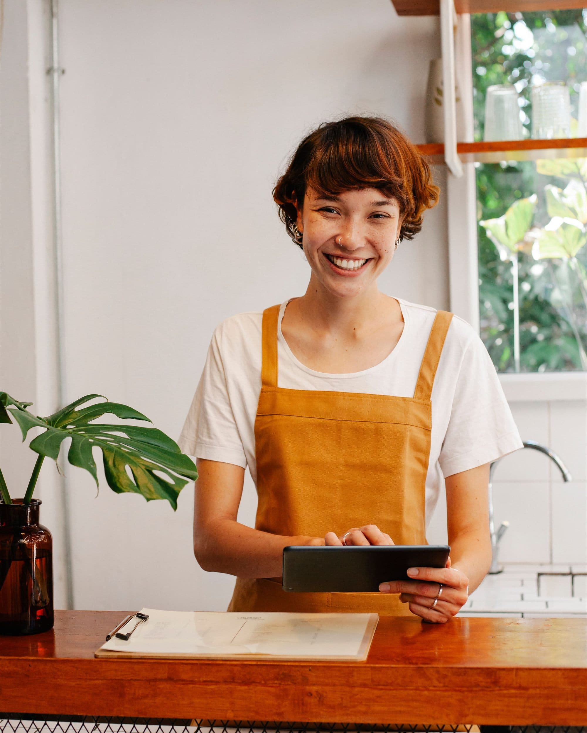 Responsabile di sala che consulta un tablet nel suo locale