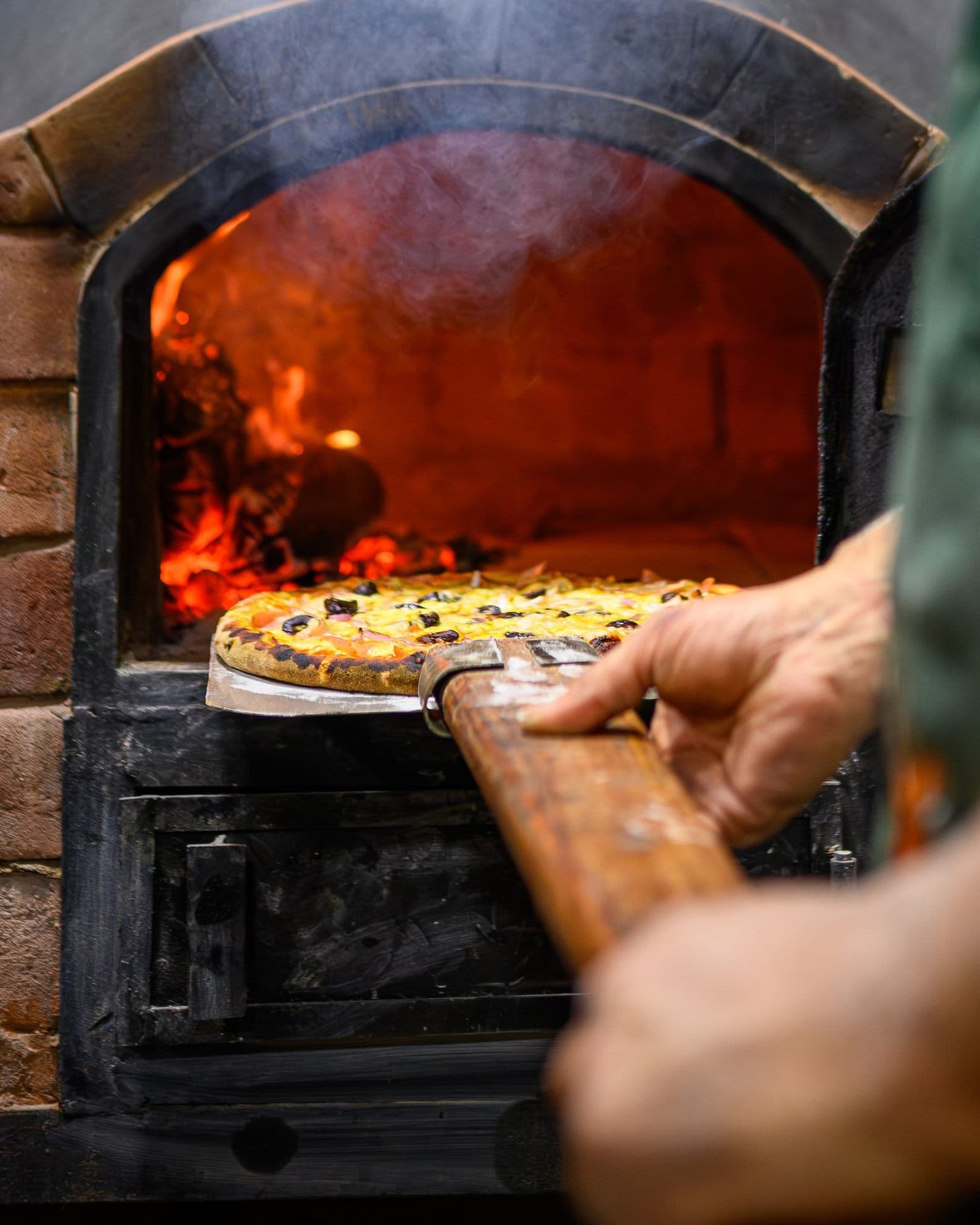 Pizzeria con forno a legna