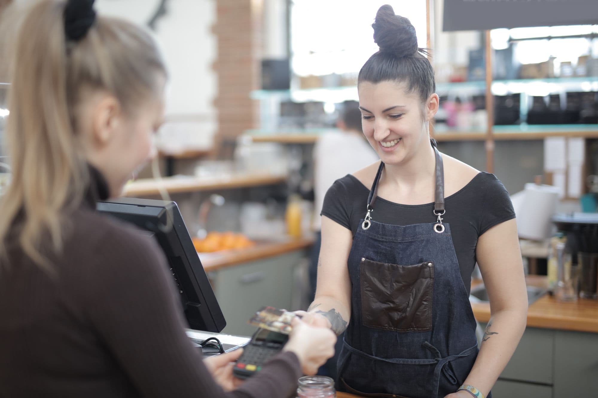 Pagamento alla cassa di un locale